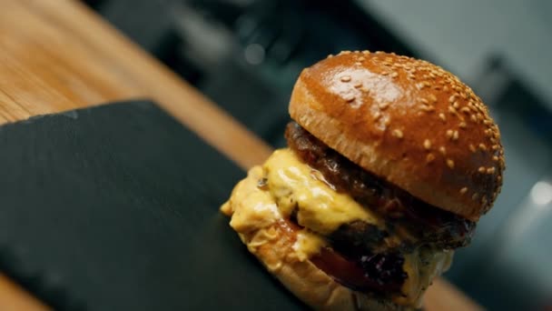 Profesionální Kuchyně Chutný Burger Připraven Konzumaci — Stock video