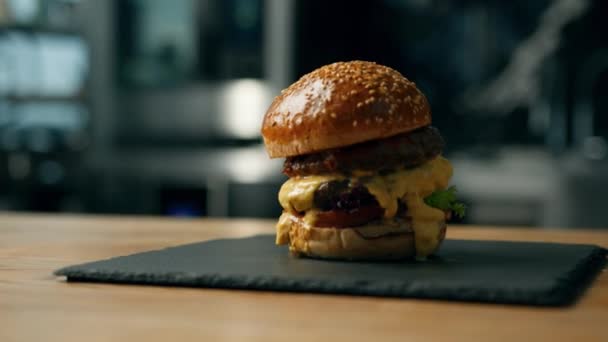 Profesionální Kuchyně Chutný Burger Připraven Konzumaci — Stock video