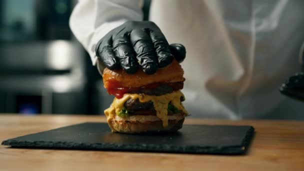 Profesionální Kuchyně Kuchař Odhlašuje Burger Přidáním Ingrediencí — Stock video