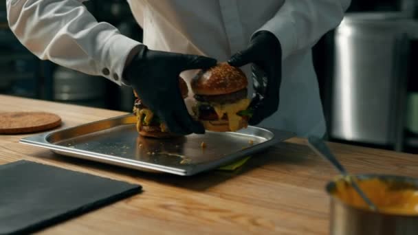 Profesionální Kuchyně Kuchař Odhlašuje Burger Přidáním Ingrediencí — Stock video