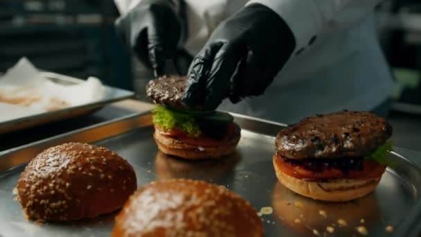 Profesionální Kuchyně Kuchař Připravuje Burger Přidáním Ingrediencí — Stock video