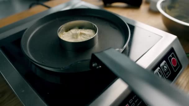 Профессиональная Кухня Блинчики Поджариваются Сковороде — стоковое видео