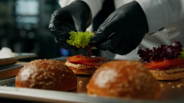 Profesionální Kuchyně Kuchař Připravuje Burger Přidáním Ingrediencí — Stock video