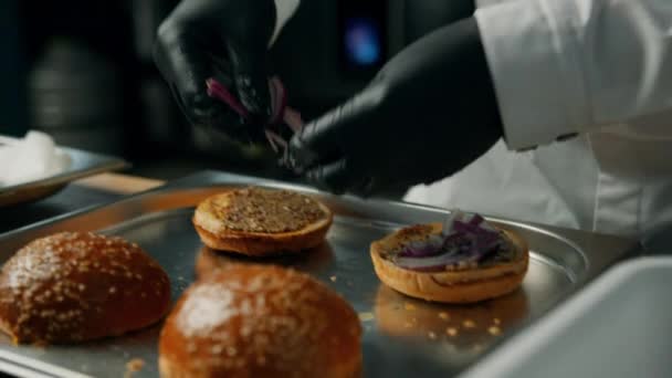 Dapur Profesional Koki Menyiapkan Burger Dengan Menambahkan Bahan Bahan — Stok Video