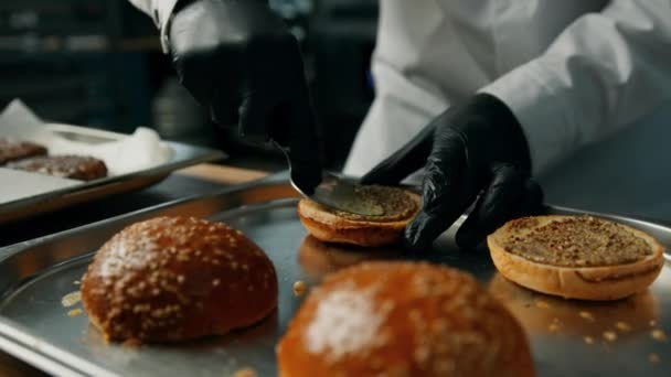 Cucina Professionale Chef Prepara Hamburger Aggiungendo Ingredienti — Video Stock