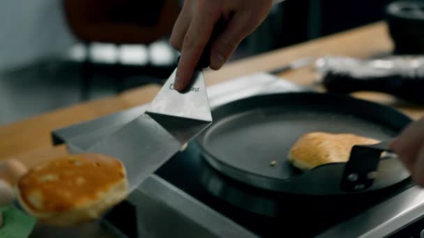 Pannenkoeken Met Een Korst Worden Gebakken Een Pan Professionele Keuken — Stockvideo