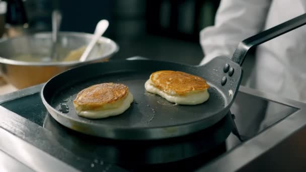 Panquecas Com Uma Crosta Fritam Uma Panela Cozinha Profissional Restaurante — Vídeo de Stock