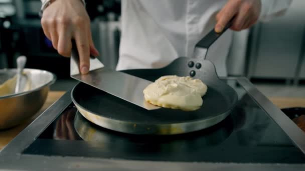 Chef Cucina Frittelle Una Padella Una Stufa Professionale — Video Stock