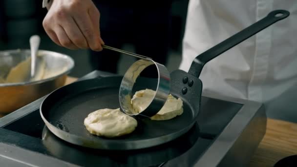 Chef Cucina Frittelle Fornelli Professionali Utilizzando Forme Cottura — Video Stock