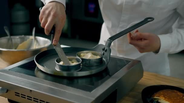 Chef Cucina Frittelle Una Stufa Professionale Utilizzando Forme Cottura — Video Stock