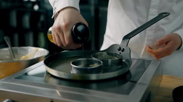Chef Aggiunge Olio Alla Padella Preparare Una Padella Friggere Frittelle — Video Stock
