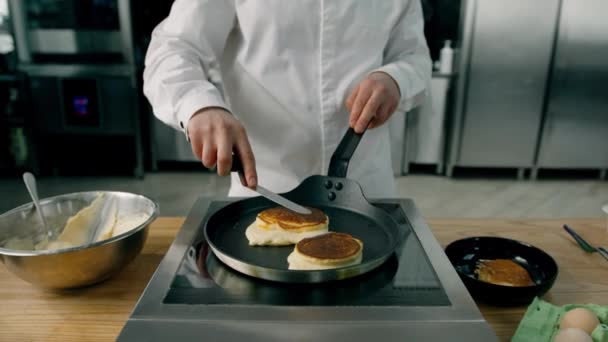 Cucina Professionale Processo Cottura Delle Frittelle Una Padella Sui Fornelli — Video Stock