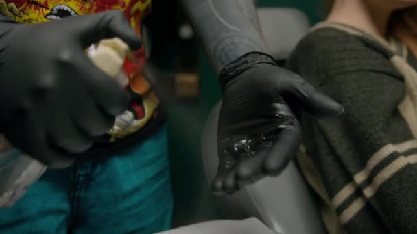 Dövmeci Delmeden Önce Eldivenleri Dezenfekte Ediyor — Stok video
