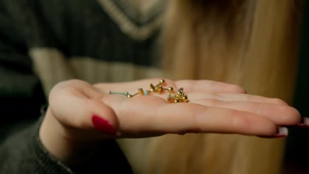 Kobieta Wybiera Biżuterię Kolczyki Przekłuwania — Wideo stockowe