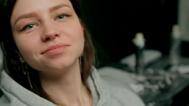 Piercing Meister Macht Piercing Für Mädchen Septum Nasenpiercing — Stockvideo