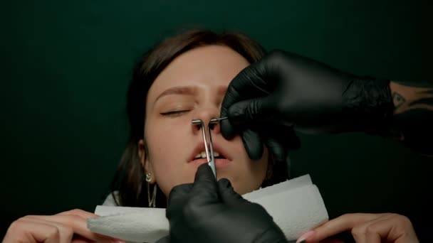 Przekłuwanie Mistrz Robi Przekłuwanie Dla Dziewczyna Przegroda Nos Przekłuwanie — Wideo stockowe