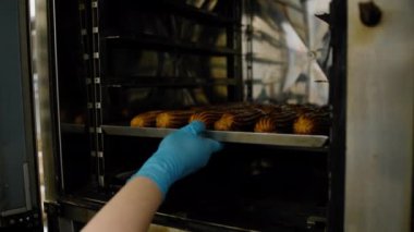 Fırındaki mutfak. Fırından hazır ekinler alınıyor.