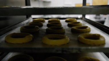 Fırında mutfak, fırında pişirmeden önce fırında ekmek (çörek).