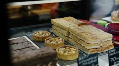 Dükkanda ve pastanede lezzetli çörekler ve pastalarla dolu tezgah.