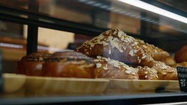 Marketin tezgahında bademli çörek - fırın