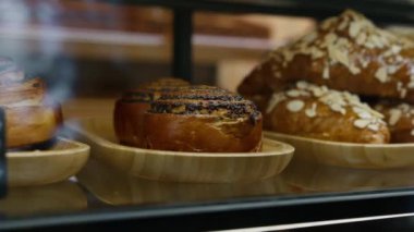 Dükkanın tezgahında haşhaş tohumlu çörek - fırın