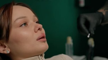 Kadın dudak piercinginden sonra hastalandı, dövme salonundan. Kadın amonyak kokluyor.