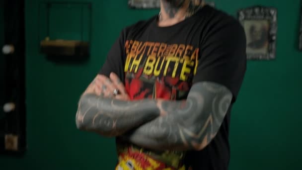Mężczyzna Tatuażami Kolczykami Patrzy Kamerę Wnętrze Studia Tatuażu — Wideo stockowe