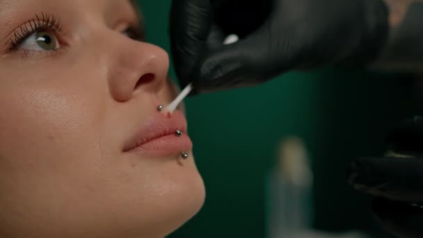 Žena Onemocněla Propíchnutí Rtů Tetovacím Salónu Ženská Čichající Čpavek — Stock video