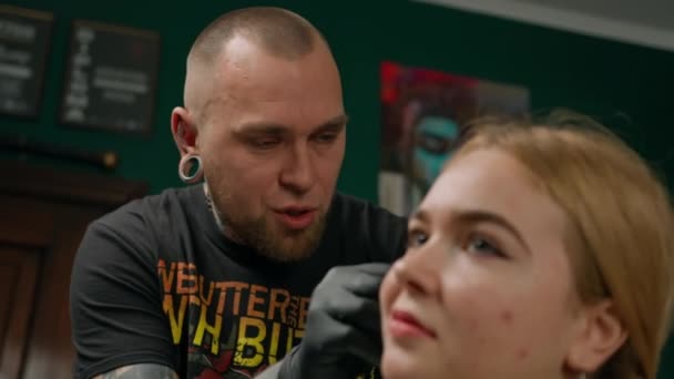Piercing Stüdyosunun Mekanı Piercing Ustası Kızı Deliyor Kulaklarını Deliyor — Stok video