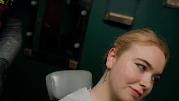 Tatuador Masculino Desinfecta Orelha Antes Piercing — Vídeo de Stock