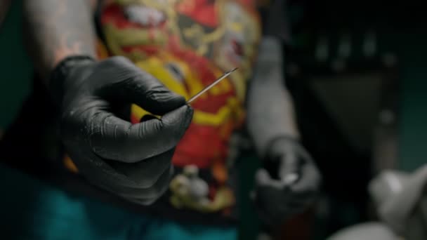Primer Plano Maestro Del Tatuaje Masculino Abre Una Aguja Perforante — Vídeos de Stock