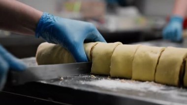 Fırındaki mutfak - tarçın yapma işlemi, kadın fırıncı hamuru kesiyor.