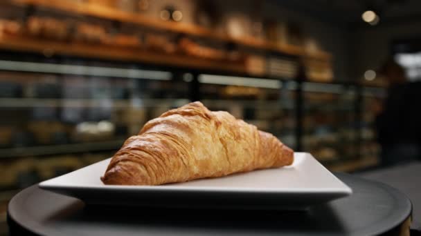 Primer Plano Panadería Delicioso Croissant Superficie Giratoria — Vídeos de Stock