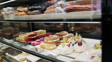 Dükkanda ve pastanede lezzetli çörekler ve pastalarla dolu tezgah.