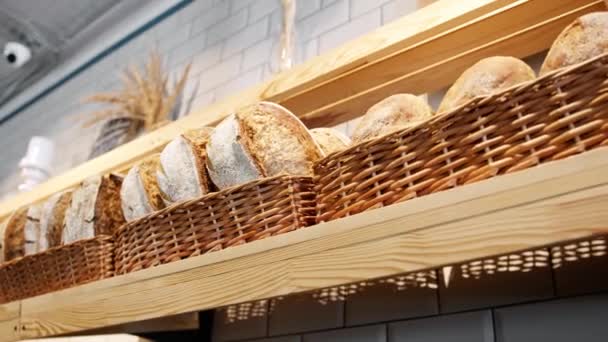 新烘焙的面包放在面包店柜台上的篮子里 — 图库视频影像