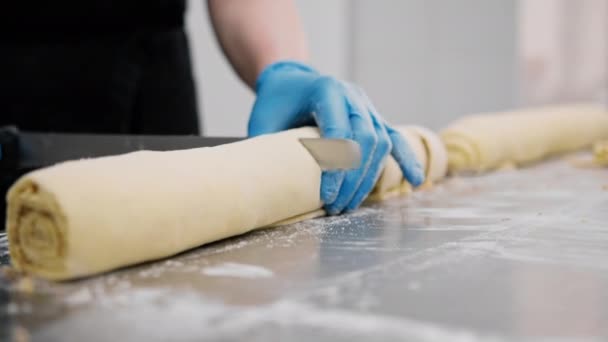 Cocina Panadería Proceso Hacer Cinabriones Mujer Panadero Corta Masa — Vídeos de Stock