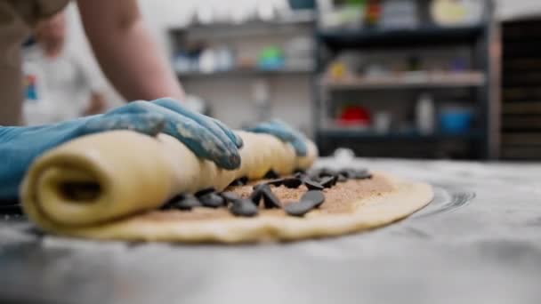 パン屋のキッチン シナモンを作るプロセス 女性のパン屋はベーキングに顆粒でチョコレートを使用します — ストック動画