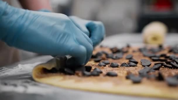 Кухня Пекарні Процес Приготування Кориці Жінка Пекар Використовує Шоколад Гранулах — стокове відео