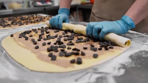 제빵사는 제과점의 부엌에서 제과점을 만드는 과정에서 초콜릿을 가루에 굽습니다 — 비디오