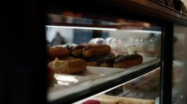 Dükkanda ve pastanede lezzetli çörekler ve pastalarla dolu tezgah.