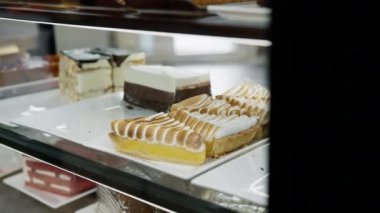 Dükkanda ve pastanede lezzetli çörekler ve pastalarla dolu tezgah.