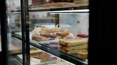 Dükkanda ve pastanede lezzetli çörekler ve pastalarla dolu tezgah.