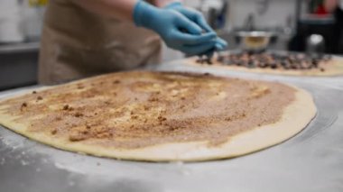 Fırındaki mutfak - tarçın yapma süreci, kadın fırıncı granüllerde çikolata pişirir.