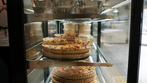 Deliziosa Torta Quiche Sullo Scaffale Store Forno — Video Stock