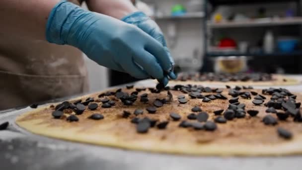 在面包店的厨房 制作火锅的过程中 女面包师用颗粒巧克力烘焙 — 图库视频影像