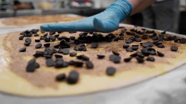 제빵사는 제과점의 부엌에서 제과점을 만드는 과정에서 초콜릿을 가루에 굽습니다 — 비디오
