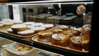 Dükkanda ve pastanede lezzetli çörekler ve pastalarla dolu tezgah.