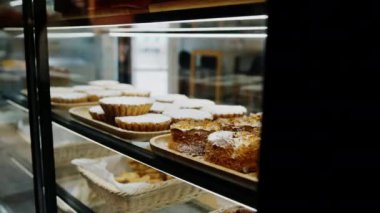 Dükkanda ve pastanede lezzetli çörekler ve pastalarla dolu tezgah.