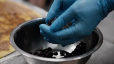 Fırındaki mutfak - tarçın yapma süreci, kadın fırıncı granüllerde çikolata pişirir.