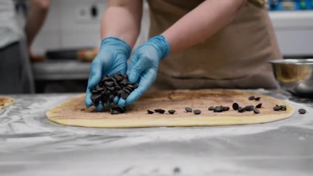 Kuchnia Piekarni Proces Produkcji Cynobrów Kobieta Piekarz Używa Czekolady Granulkach — Wideo stockowe